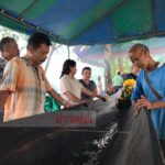 แห่ขอหวย แม่แสงทอง เรือตะเคียนโบราณขนาดใหญ่ ใช้ผ้าชุปน้ำมันถูหาเลขเด็ด