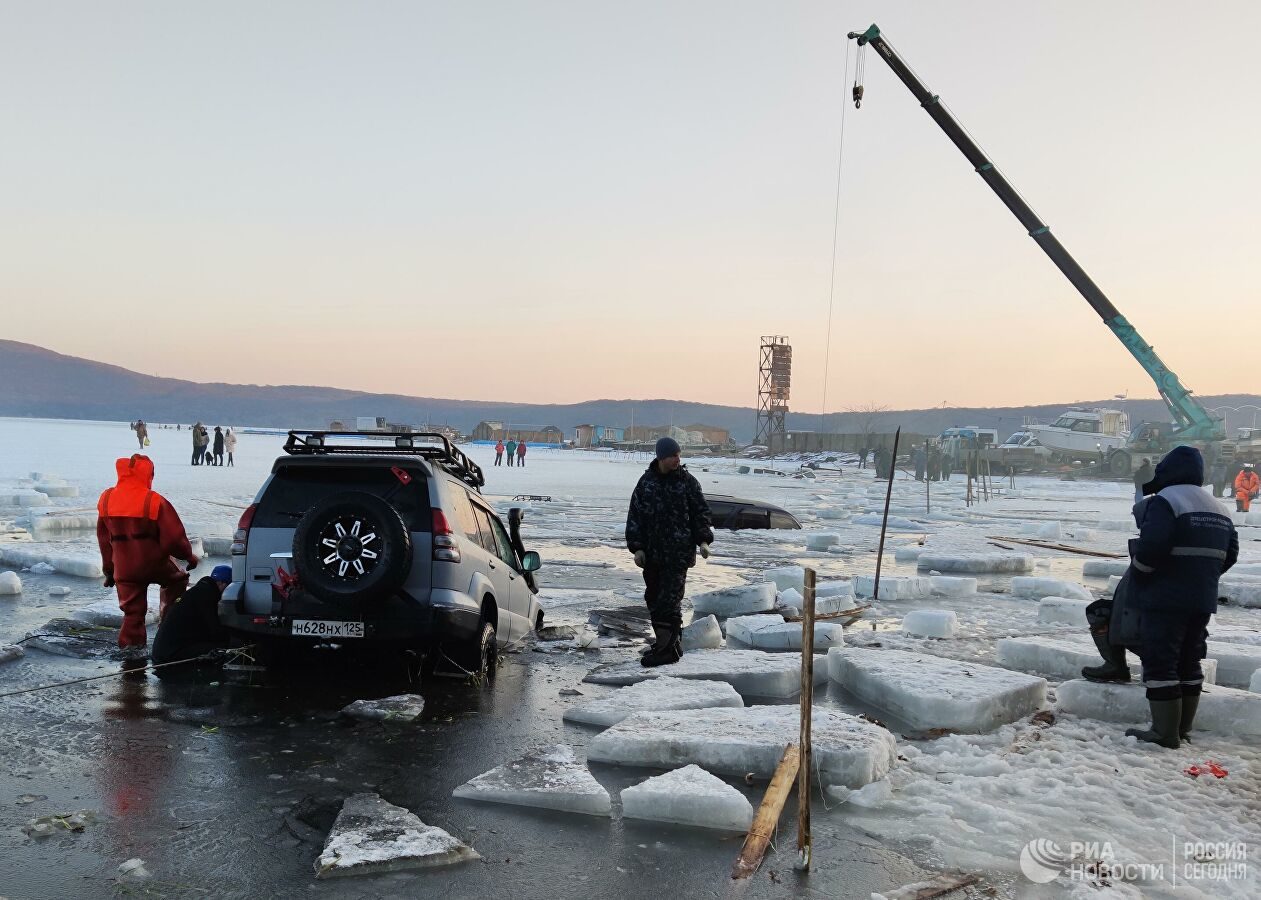 Пошел ли лед. Машина провалилась на льду. Автомобиль провалился под лед. Машина подо льдом. Машина во льду.