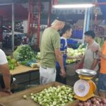 ตม.นนทบุรี จับต่างด้าวกลางตลาดบางใหญ่ ไม่มีใบอนุญาตทำงาน คาแผงผัก
