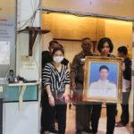 ภรรยาเศร้า รับศพเหยื่อ เพื่อนบ้านโหด ขับเก๋งพุ่งชน จี้ตร.ล่าตัว หวังสามีตายตาหลับ
