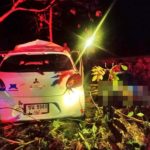 3 นักศึกษาขับเก๋งไปงานศพญาติ หลับใน พุ่งชนต้นไม้ร่องกลางถนน ดับสลด 2ศพ