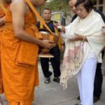 เปิดภาพ พระโจ๊ก ปฏิบัติธรรม-บิณฑบาตที่อินเดีย หลังลาบวชทดแทนคุณพ่อแม่