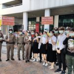 ตำรวจบางเขน แจกหน้ากากอนามัย นิสิตนักศึกษาม.ศรีปทุม-ปชช. ป้องกันฝุ่นพิษ