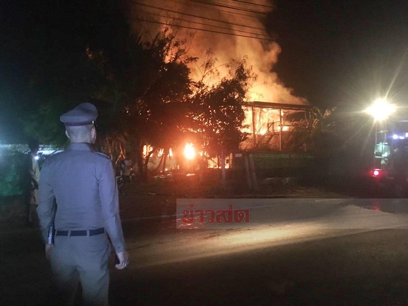 บริเวณหน้าบ้านหลังที่เกิดเหตุเพลิงไหม้บ้านเผาวอดทั้งหลัง