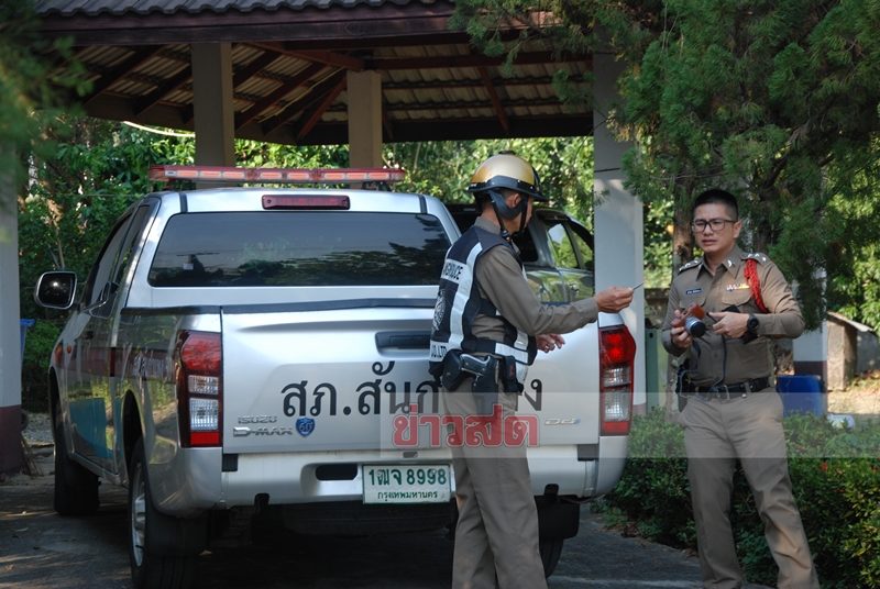 เจ้าหน้าที่ตำรวจเข้าตรวจสอบภายในโรงเก็บของ หลัง อดีตนายทหาร ฆ่าตัวสลด