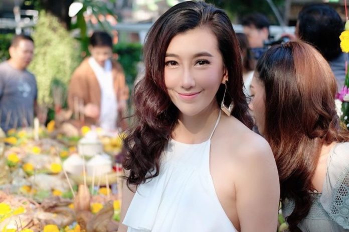 ละคร พ่อตาปืนโต ตอน สาวกำนันพันธุ์ดุ 2568 ในดินแดนดอนรักที่เคยสงบสุข "กำนันเสือ หรือ น้ำเพชร" ผู้เป็นดั่งเสาหลักของชุมชน ต้องเผชิญหน้ากับเงามืดที่คืบคลานเข้ามา เมื่อ โจรหน้ากากเหล็ก ปรากฏตัวพร้อมทิ้งรอยความเสียหายไว้เป็นเงิน 100 ล้านบาทที่ถูกปล้นไป ท่ามกลางความวุ่นวาย "ขุนพล" นายอำเภอหนุ่มผู้มาพร้อมภารกิจลับในการสืบเบื้องหลังการตายของพ่อ และ กำนันช้าง คู่ปรับเก่าจากดอนระทม ก็ได้เข้ามาพัวพันในภารกิจทวงคืนเงิน พร้อมกับไขปริศนาตัวตนของจอมโจร บททดสอบครั้งนี้ไม่เพียงแต่จะเต็มไปด้วยฉากแอ็กชันสุดมันส์ ความฮาชวนหัว แต่ยังรวมถึงเรื่องราวรักที่ค่อยๆ ก่อตัวขึ้นในใจกลางความขัดแย้ง 13 82205810 569154120532004 2511606007070716417 n