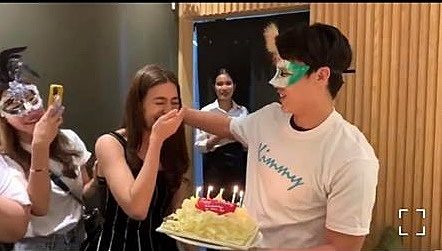 คิมเบอร์ลี เหว๋อ โดน หมาก เซอร์ไพรส์วันเกิดกลางร้านอาหารญี่ปุ่น คิมเบอร์ลี เหว๋อ โดน หมาก เซอร์ไพรส์วันเกิดกลางร้านอาหารญี่ปุ่น