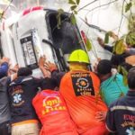 ชนต้นไม้ไฟท่วม! หนุ่มผู้บริหารโชว์รูมรถแบรนด์ดังดับสลดคาซาก แม่เห็นศพเป็นลม