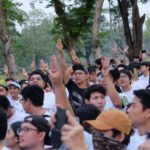 พรึ่บ “วิ่งไล่ลุง” ธนาธร-ครอบครัว ร่วมวิ่ง ปชช.แต่งแฟนซีรถถัง เจอกลุ่มป่วน!