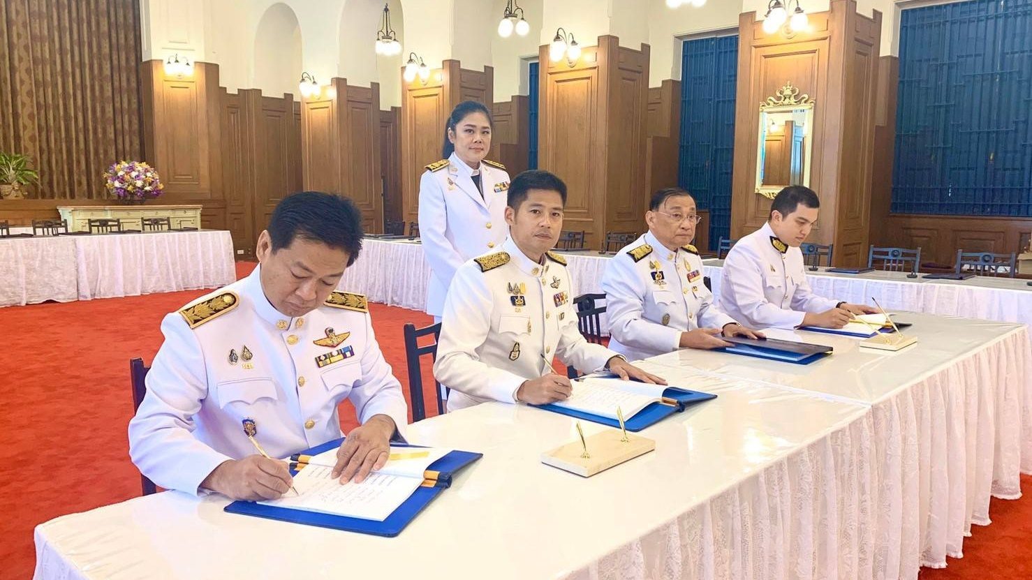 อดีตทษช. ลงนามถวายพระพร ในหลวง-ราชินี เนื่องในวันขึ้นปี ...