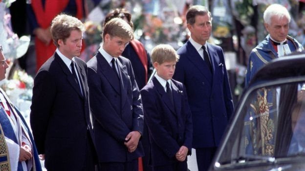 เจ้าหญิงไดอานา พระมารดา ซึ่งสิ้นพระชนม์อย่างกะทันหันในปี 1997