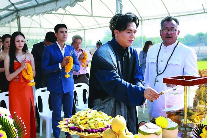 ‘เอ’นำทีมบวงสรวง‘แม่เบี้ย’