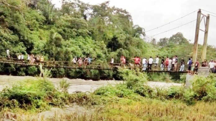 สะพานแขวนพังถล่ม