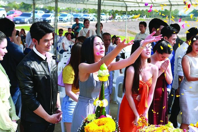 ‘เอ’นำทีมบวงสรวง‘แม่เบี้ย’