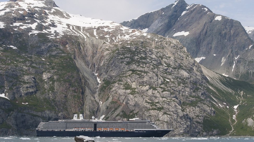 เรือเอ็มเอส เวสเตอร์ดัม (MS Westerdam) ของ ฮอลแลนด์ อเมริกา (Holland America) ขณะกำลังล่องผ่านอุทยานแห่งชาติกลาเซียร์ เบย์ (Glacier Bay National Park) ในรัฐอะแลสกา ของสหรัฐฯ