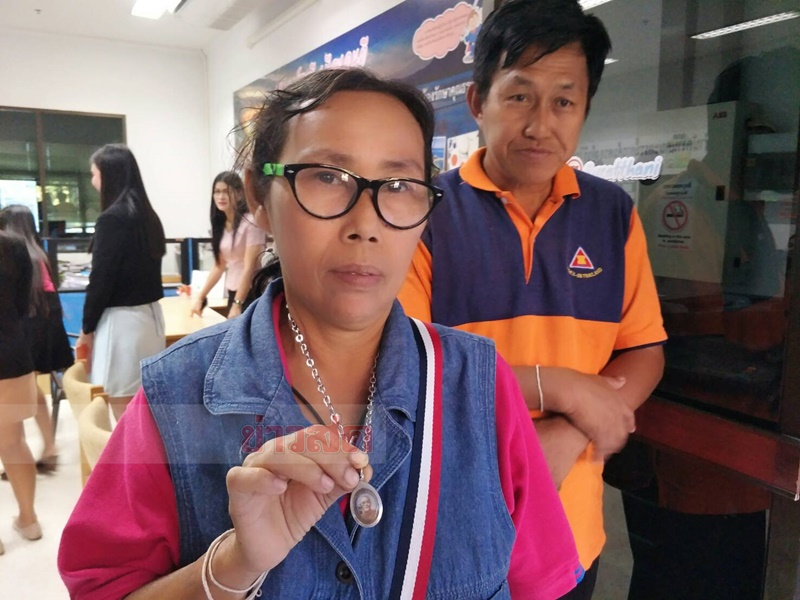 ผู้บาดเจ็บโชว์เหรียญ หลวงพ่อพัฒน์ นารโท อดีตเจ้าอาวาสวัดพัฒนาราม อ.เมือง จ.สุราษฎร์ธานี