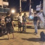 หนุ่มน้อยใจแฟนสาว พยายามวิ่งให้รถชน ตำรวจ-ชาวบ้านช่วยจับวุ่น!