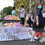 ถึงเวลาลุกขึ้น! เตรียมอุดม พรึ่บ! วางหรีด-เขียนข้อความ ลั่น! ไม่ก้มหัวให้เผด็จการ