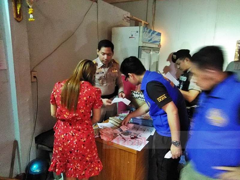 เจ้าหน้าที่เข้าทำการตรวจยึดของกลางที่ใช้ในการล่อซื้อ