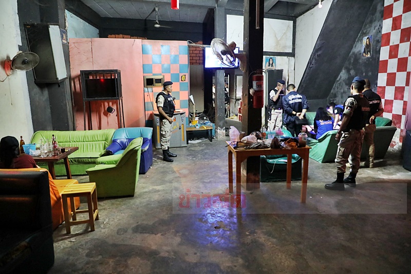 บรรยากาศภายในร้านคาราโอเกะอีกแห่งที่เจ้าหน้าที่เข้าทำการตรวจสอบ ก่อนจับกุมตัวเจ้าของร้านไว้ได้
