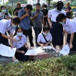 ศึกษานารี ชู 3นิ้ว ลั่น! ไม่ได้ชังชาติ ร่ายกลอน "นี่ประชา...ธิปไตย...ของใครหรือ"