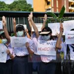 ศึกษานารี ชู 3นิ้ว ลั่น! ไม่ได้ชังชาติ ร่ายกลอน "นี่ประชา...ธิปไตย...ของใครหรือ"