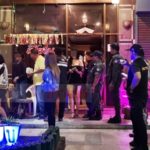 บุกทลายร้านอาหารดังเมืองตรัง! จับเจ้าของ ลอบค้ากามสาว หลังโดนล่อซื้อ