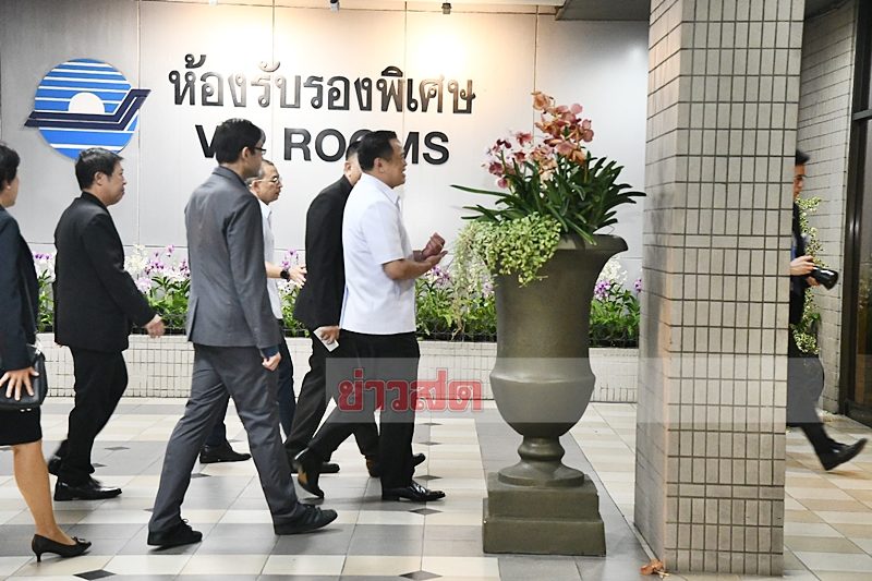 รองนายกรัฐมนตรีและรมว.สาธารณสุข เดินทางมาให้กำลังใจทีมแพทย์