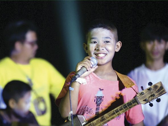 4รอยยิ้มโรงเรียนเล็กวันเด็กในทุ่งกว้าง