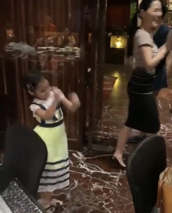 ทั้งเต้น ทั้งร้อง