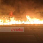 ระทึกกลางดึก! ไฟไหม้ร้านค้าหน้าห้างระดมดับวุ่น แม่ค้า-พ่อค้าทรุดร้านโดนไฟเผาวอด(คลิป)