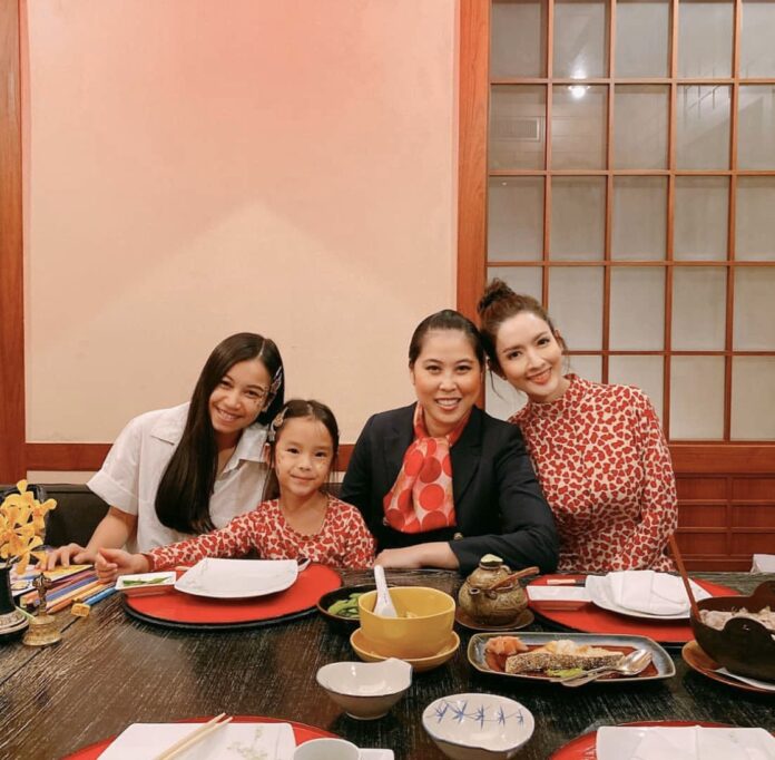 น้องปีใหม่ แจกความสดใส น้องปีใหม่ แจกความสดใส