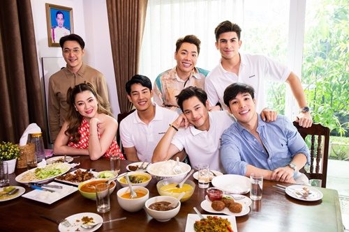 เดือนดารา จัดงานการกุศลบังหน้า
