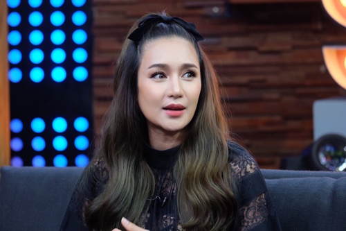 เนย โชติกาดีใจ