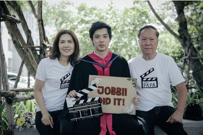 เปลือยประวัติ