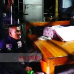 ผงะอึ้งยืนตะลึง! ออกมาดูทำไมแมวตกใจร้องวิ่งพล่าน เจอบองหลาตัวเบ้อเร่อขู่คำรามสุดสะพรึง(คลิป)