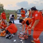 ชนยับ 3 คันรวด! สิบล้อเฉี่ยวกระบะ พุ่งข้ามเลนอัดรถตู้พังยับ 15ชีวิตเจ็บเกลื่อนถนน