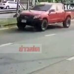 สุดท้ายเป็นศพ! เดินเพลินข้ามถนนไม่มองรถ หนุ่มขับกระบะมองไม่เห็นเสยกระเด็น(คลิป)