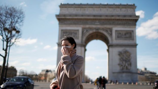 အမြဲစည်းကားနေတဲ့ ပြင်သစ်က Arc de Triomphe အနီးတစ်ဝိုက်မှာ တနင်္ဂနွေနေ့မျိုးမှာတောင် လူသွားလူလာပြတ်ပြီး တိတ်ဆိတ်နေပါတယ်။