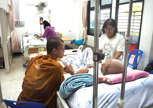 ชมรมชายผ้าเหลืองวัดห้วยยอด เยียวยา-เพื่อเพื่อนผู้ป่วยระยะท้าย