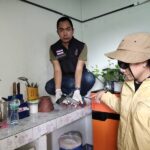จับแล้ว! หนุ่มควงกิ๊กสาว ปล้นร้านทอง กลางตลาดปลวกแดง รับนำไปขาย-ให้พ่อแม่