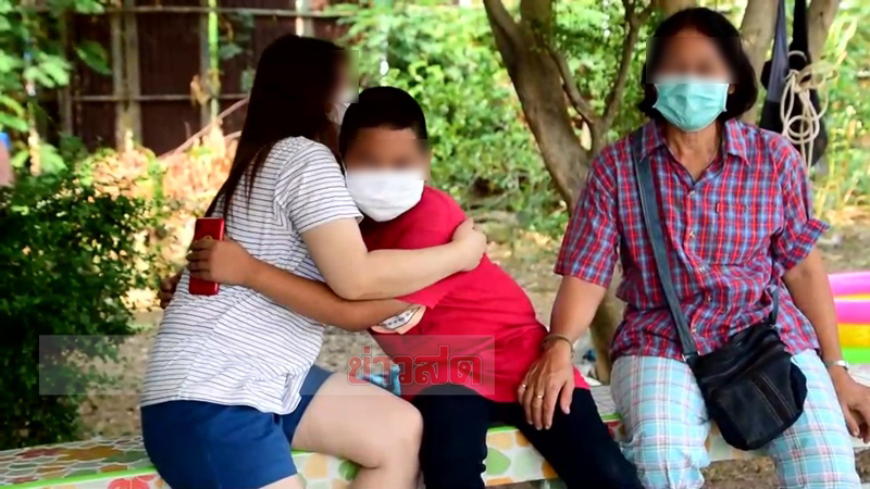 แม่และลูกชายกอดกัน ภายในบ้านพัก