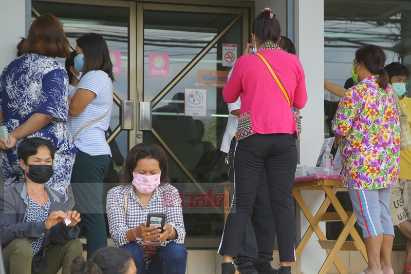 ประชาชนรอต่อคิวรอหน้าธนาคารออมสิน สาขาสอยดาว
