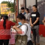 ช่วยกันยามยากโควิดระบาด! ร้านปิดแต่ครัวไม่ปิด เจ้าของ-พนง.รวมใจทำข้าวห่อแจกฟรี(คลิป)