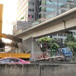 รัชดาฯสาหัส! รถบรรทุกแผ่นปูน พุ่งชนสะพานลอย แผ่นปูนหล่นขวางถนน (คลิป)