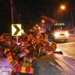 โค้งปราบเซียน! กระบะขับฝ่าฝนแหกโค้ง 6ล้อตามมาพุ่งชนยับ รถทับสาวดับสลด