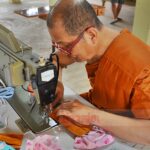 พระวัดราษฎร์ฯ ช่วยสู้โควิด19 ทำหน้ากากอนามัยแจก หลังหายาก-ราคาแพง