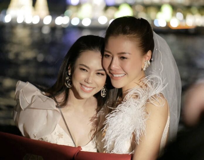ตอง ตอง