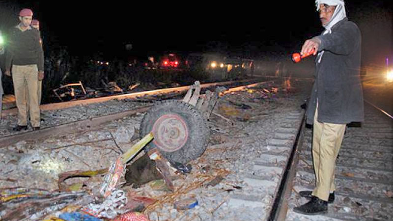 รถไฟด่วนชนรถบัส