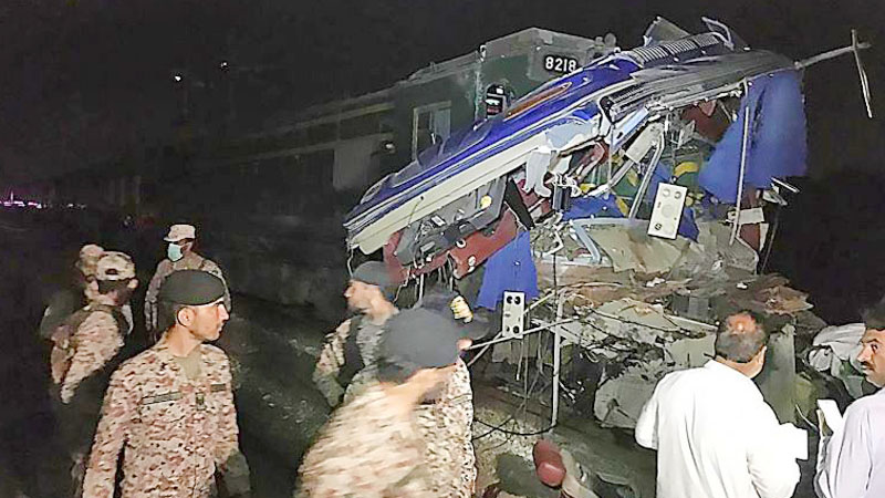 รถไฟด่วนชนรถบัส